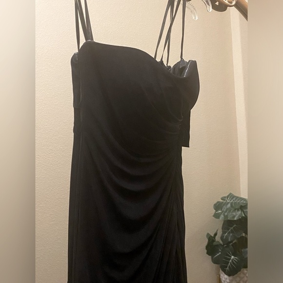 La Femme Strapless, Ruched, High Slit, Sweep Train, Black Evening Gown Size 4 - Picture 10 of 16